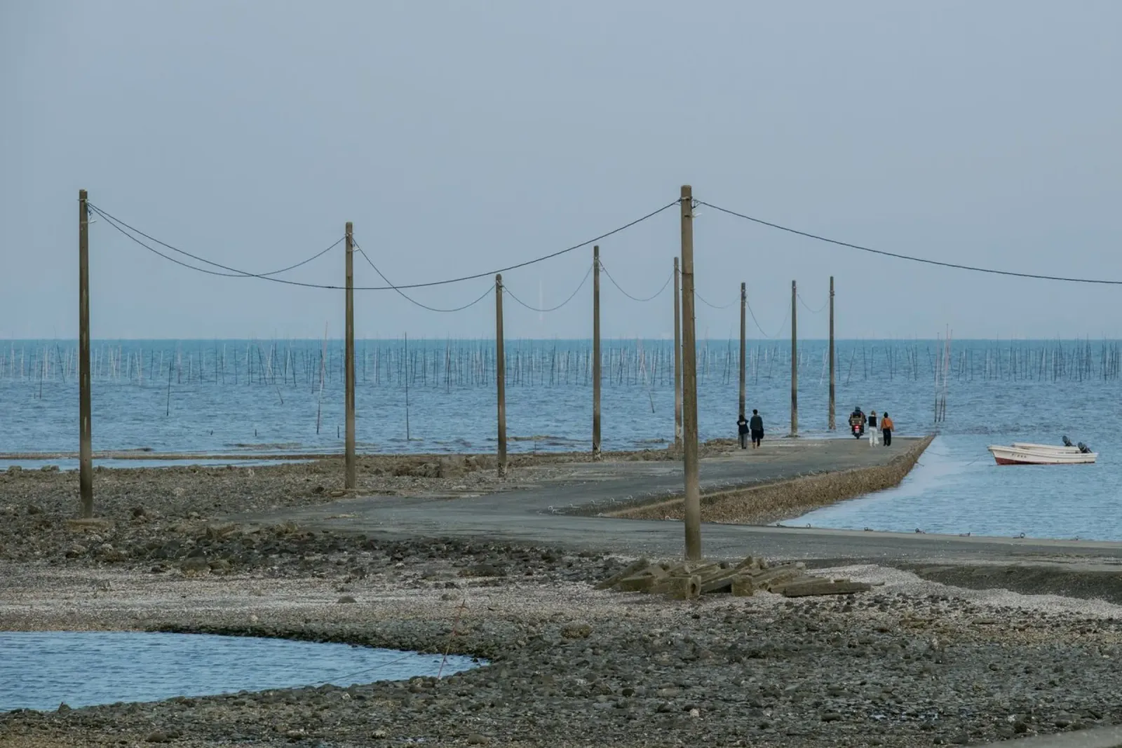 La strada sottomarina di Tara a Kyushu, Giappone poster con telaio in plastica da Marcel Bisig