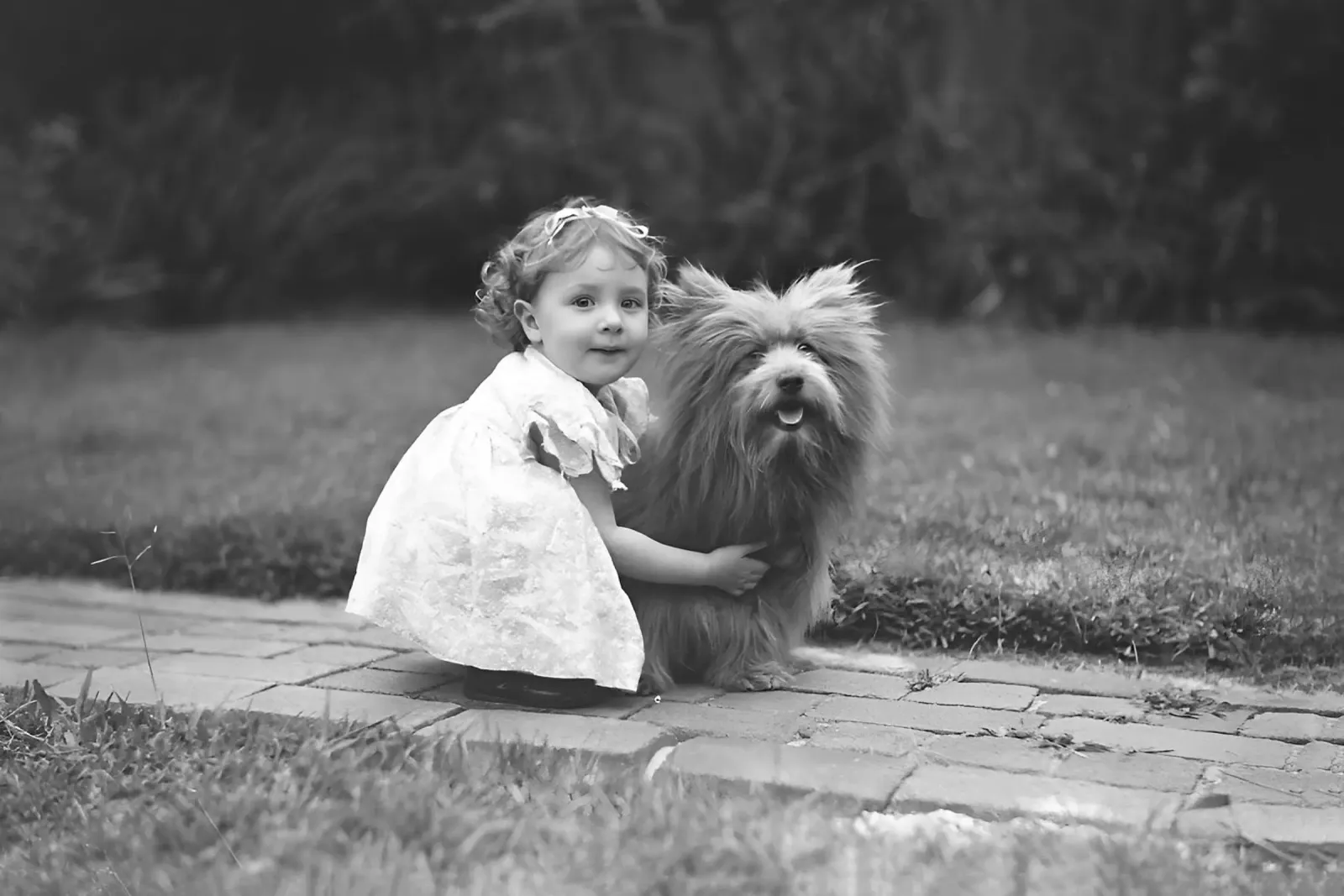Bambina e terrier scozzese, foto vecchia in bianco e nero poster con telaio in legno da Vibrant Vintage Prints