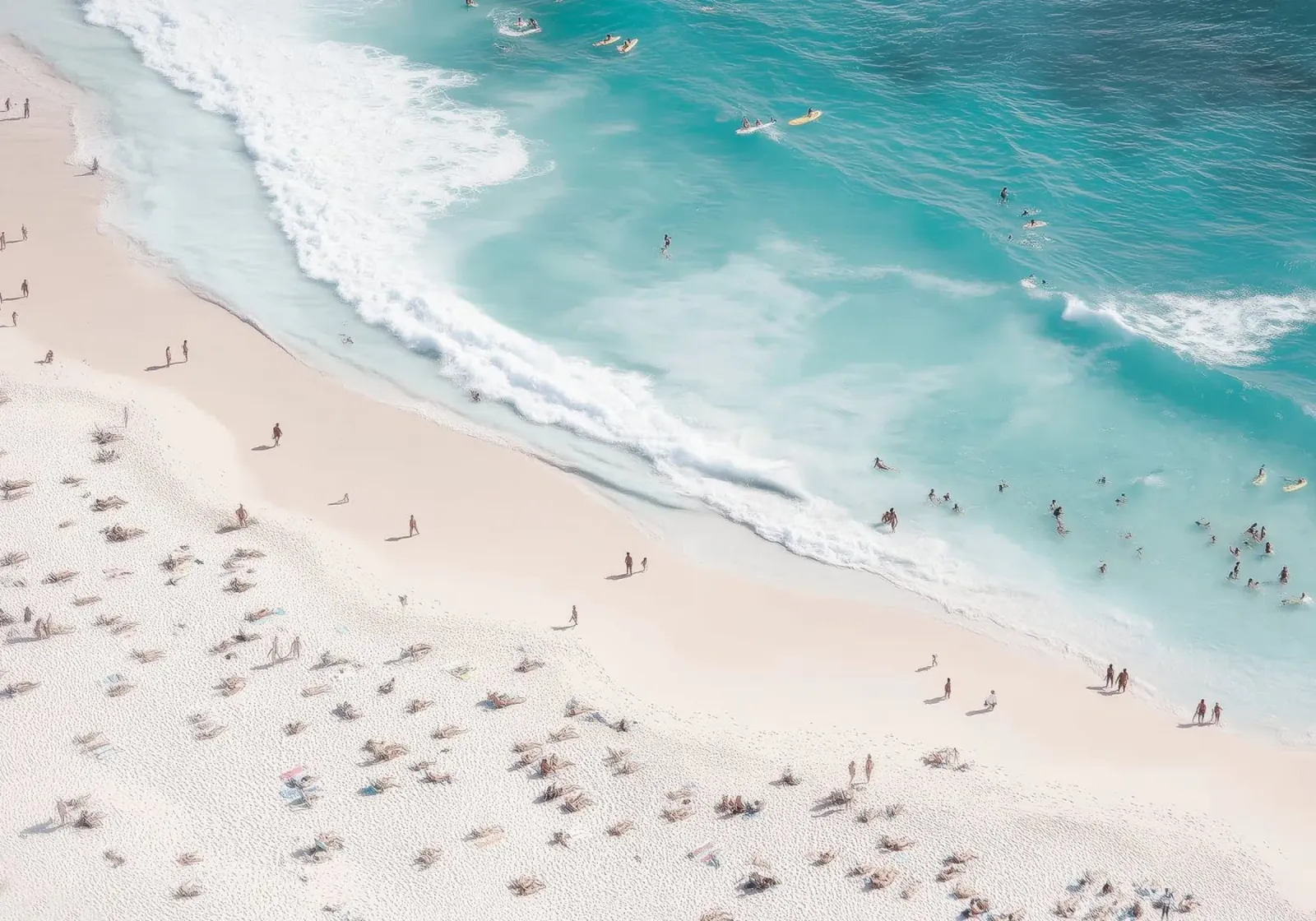 Minimalist Beach Scene - Aerial Coastal Photography poster con telaio in alluminio da Vela Luna