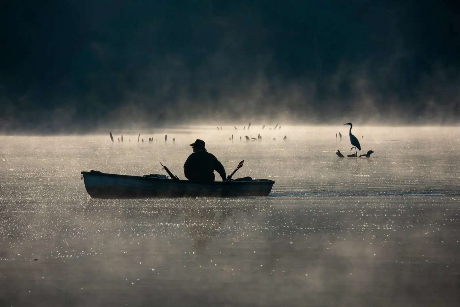 Pescatore su un lago poster da anderm