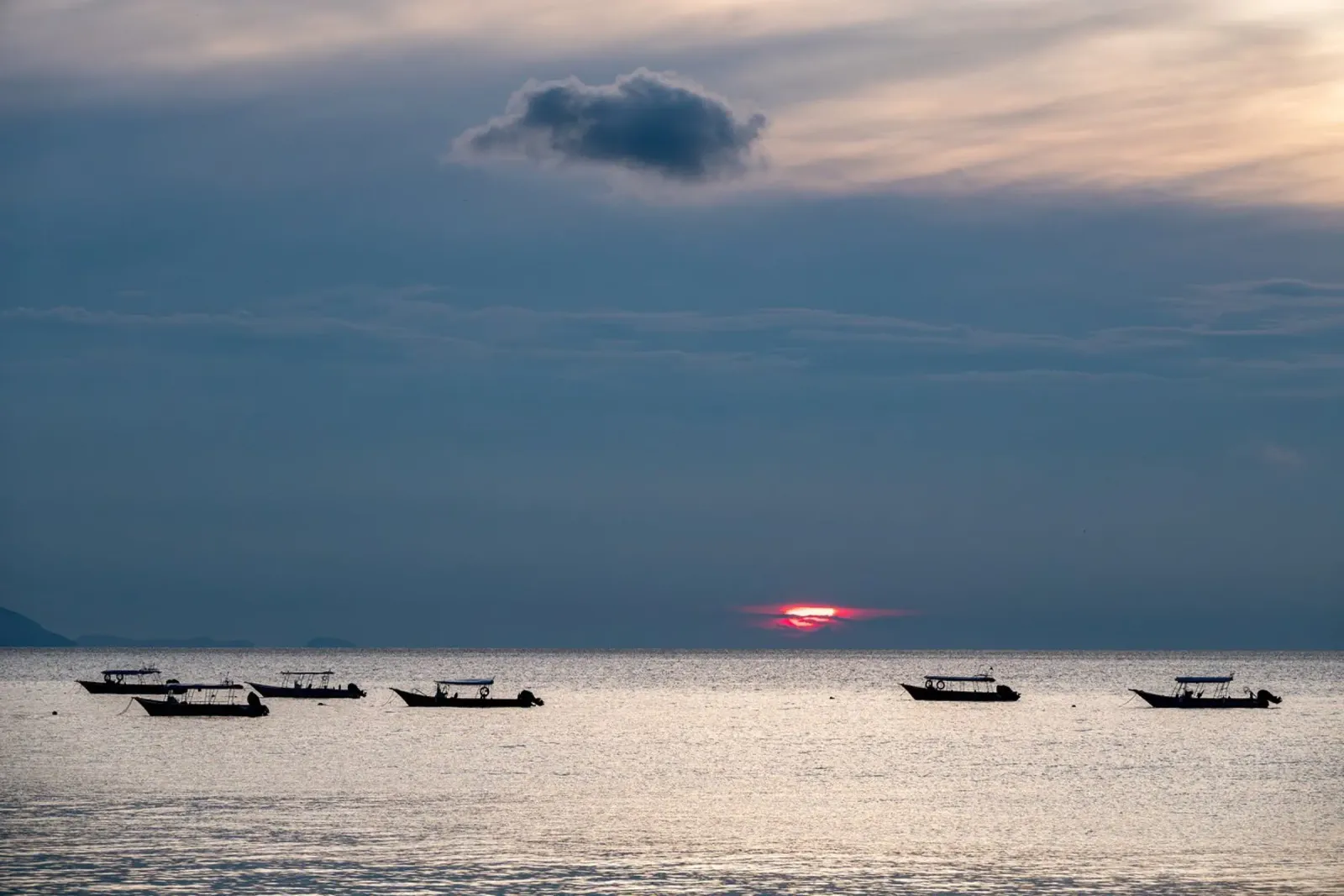 Fischerboote auf dem Meer Leinwand mit Schattenfugenrahmen von anderm