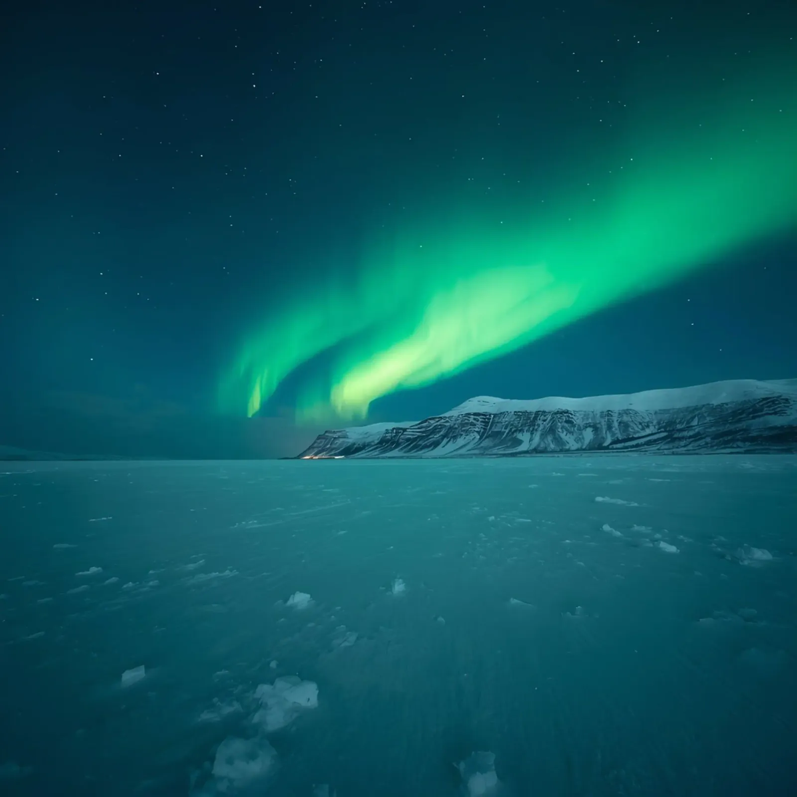 L'Aurora Boreale su una pianura innevata con montagne poster da DesignDoodle