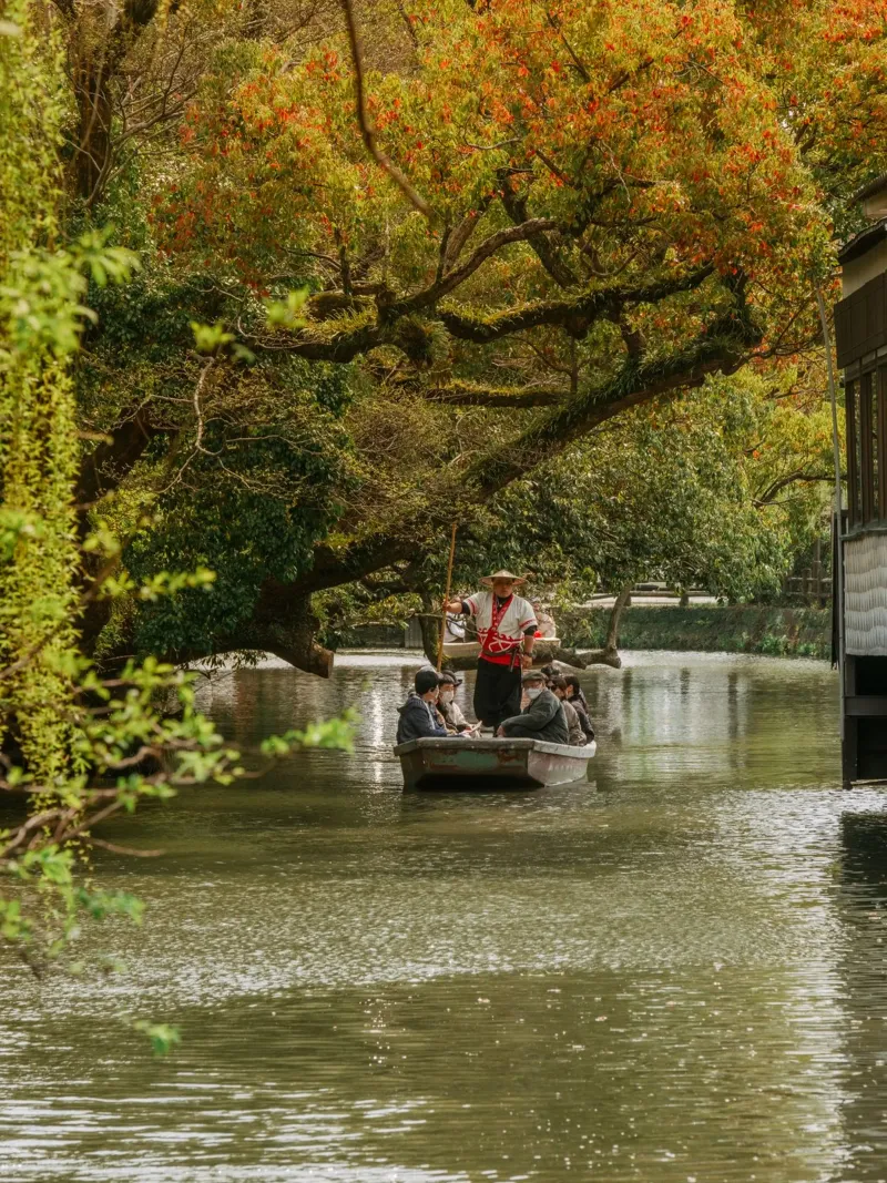 Giro in barca d'autunno a Yanagawa, Giappone poster con telaio in alluminio da Marcel Bisig