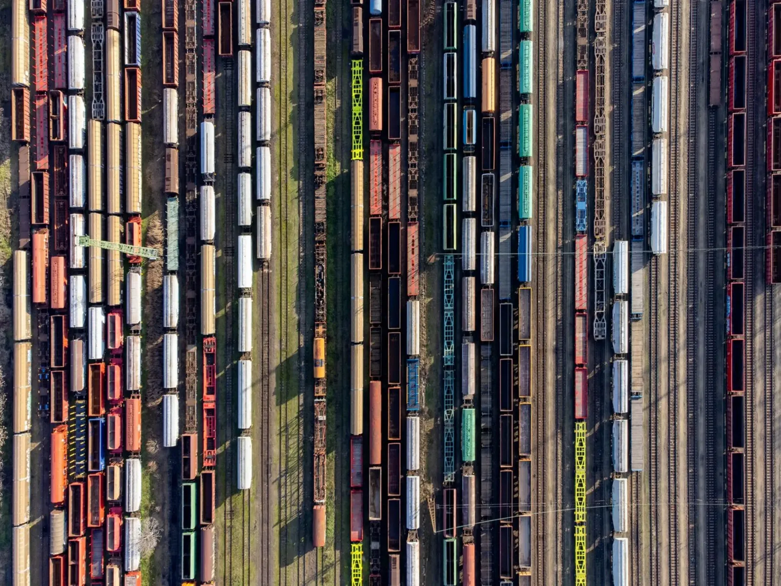 Vista aerea dei treni poster con telaio in alluminio da anderm