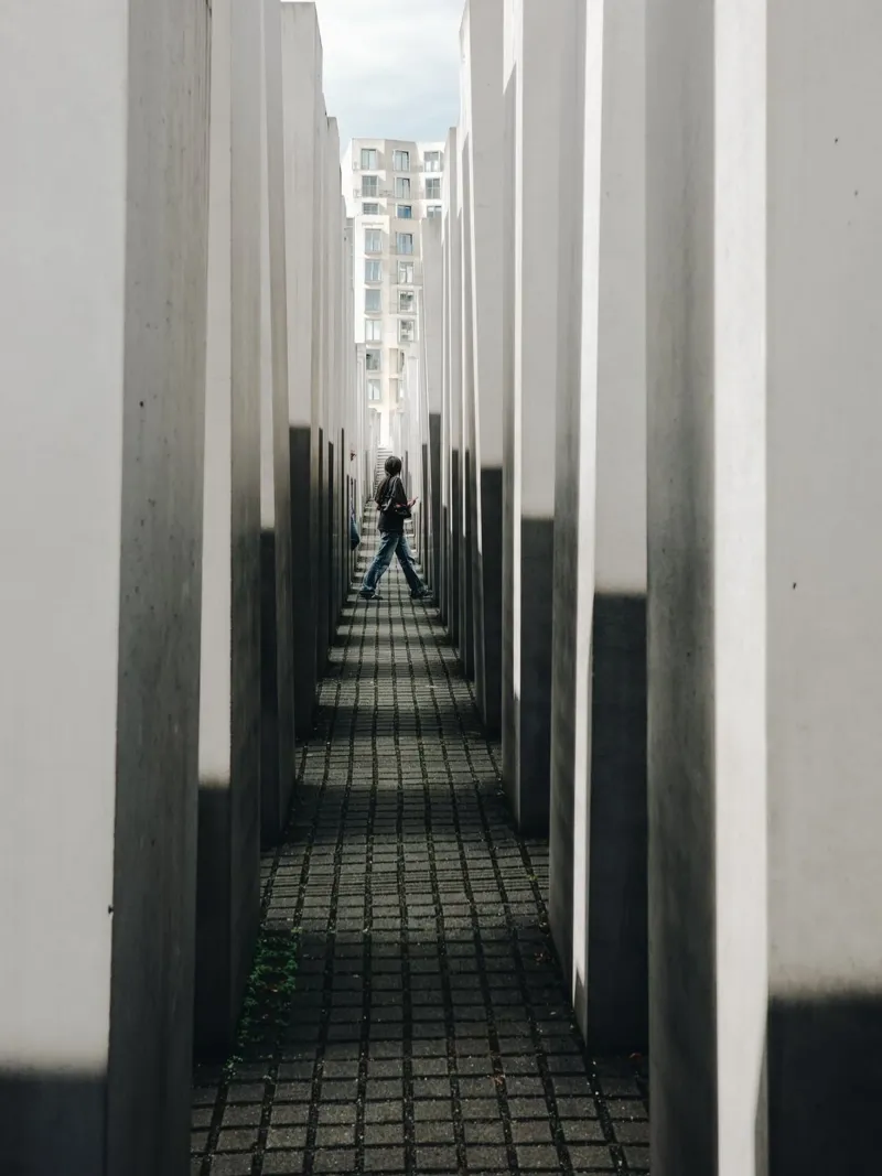 Between Silence – Berlin Mahnmal I poster da Thilo Grøsch