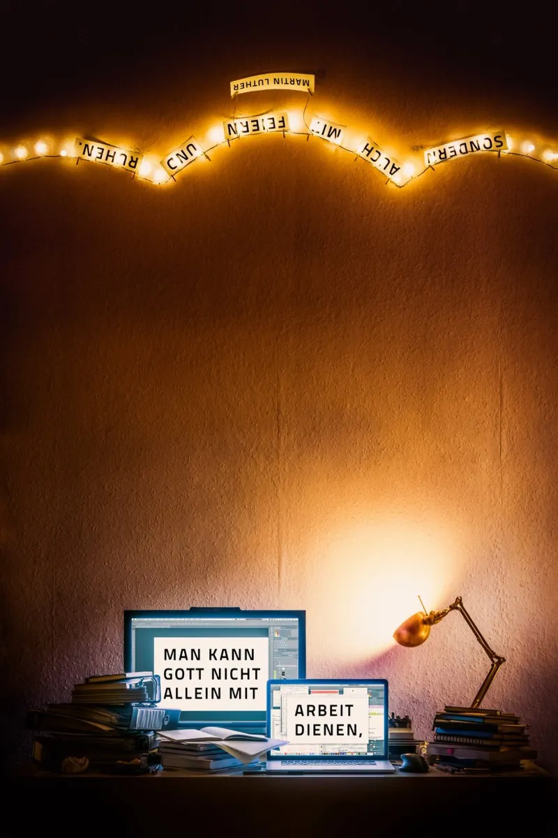 Non si può servire Dio solo con il lavoro, ma anche con... poster con telaio in legno da undarstellbar Christliche Poster