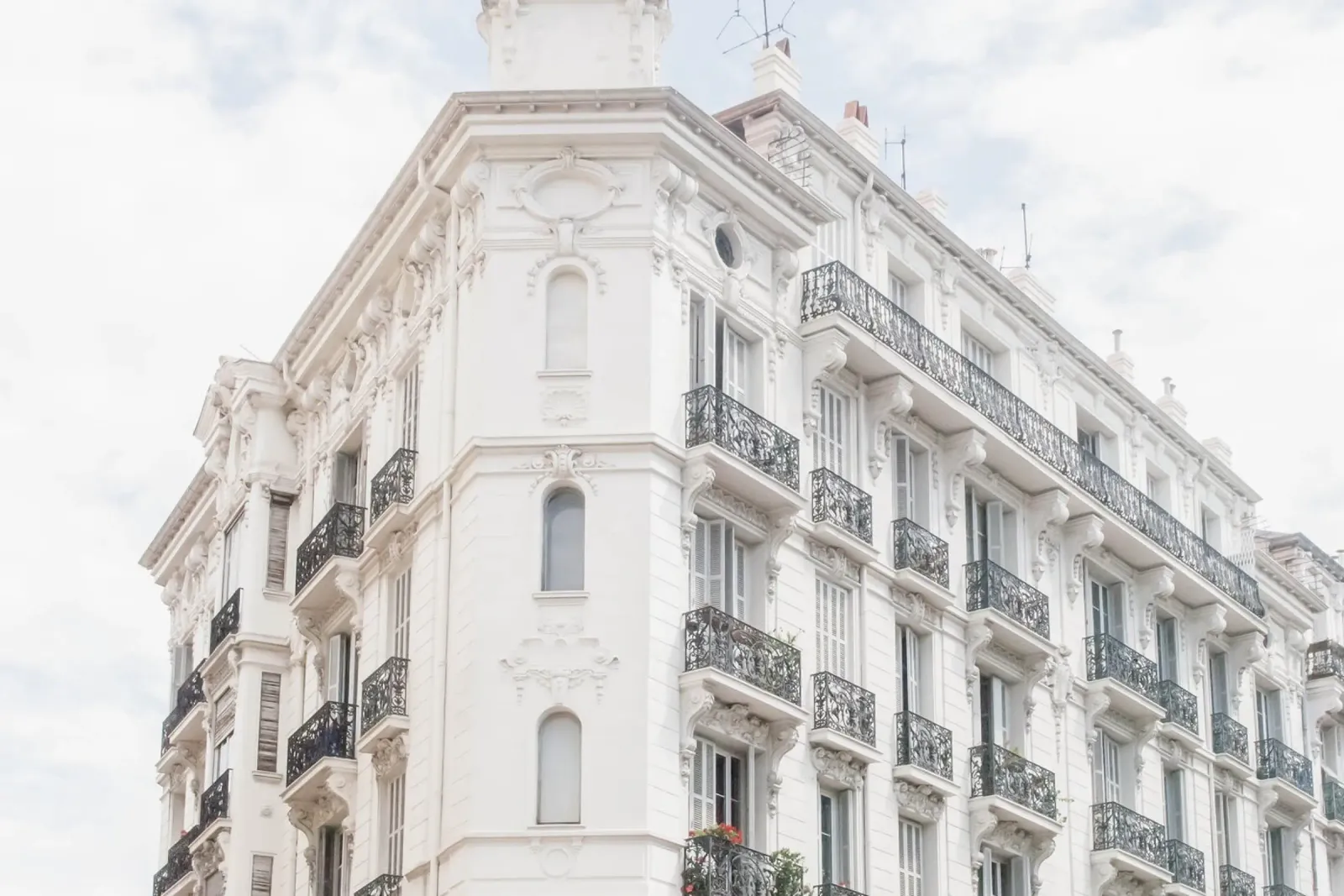 White Riviera Building poster con telaio in plastica da GraceDigitalArtCo