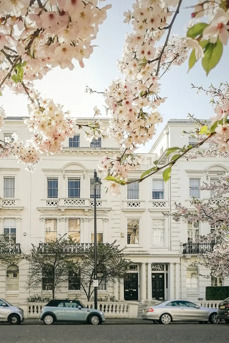 Notting Hill Bloom II poster con telaio in alluminio da GraceDigitalArtCo
