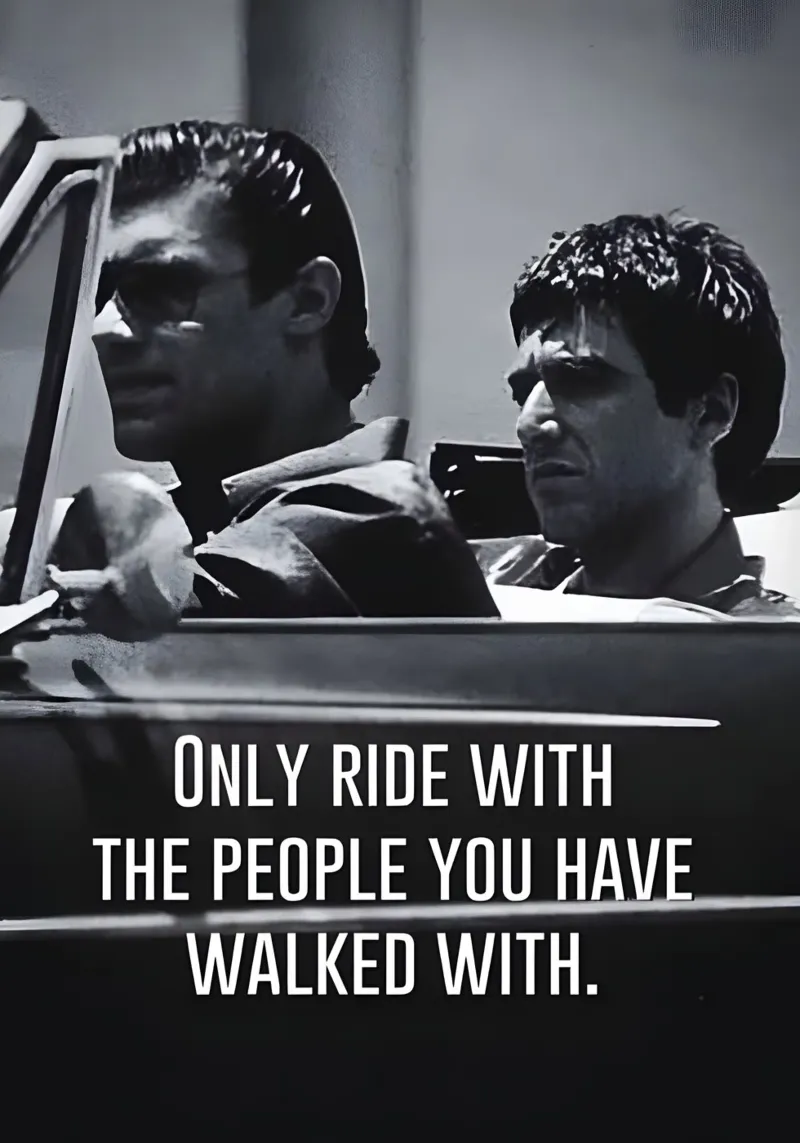 "ONLY RIDE WITH THE PEOPLE YOU HAVE WALKED WITH" poster con telaio in alluminio da Type & Tape