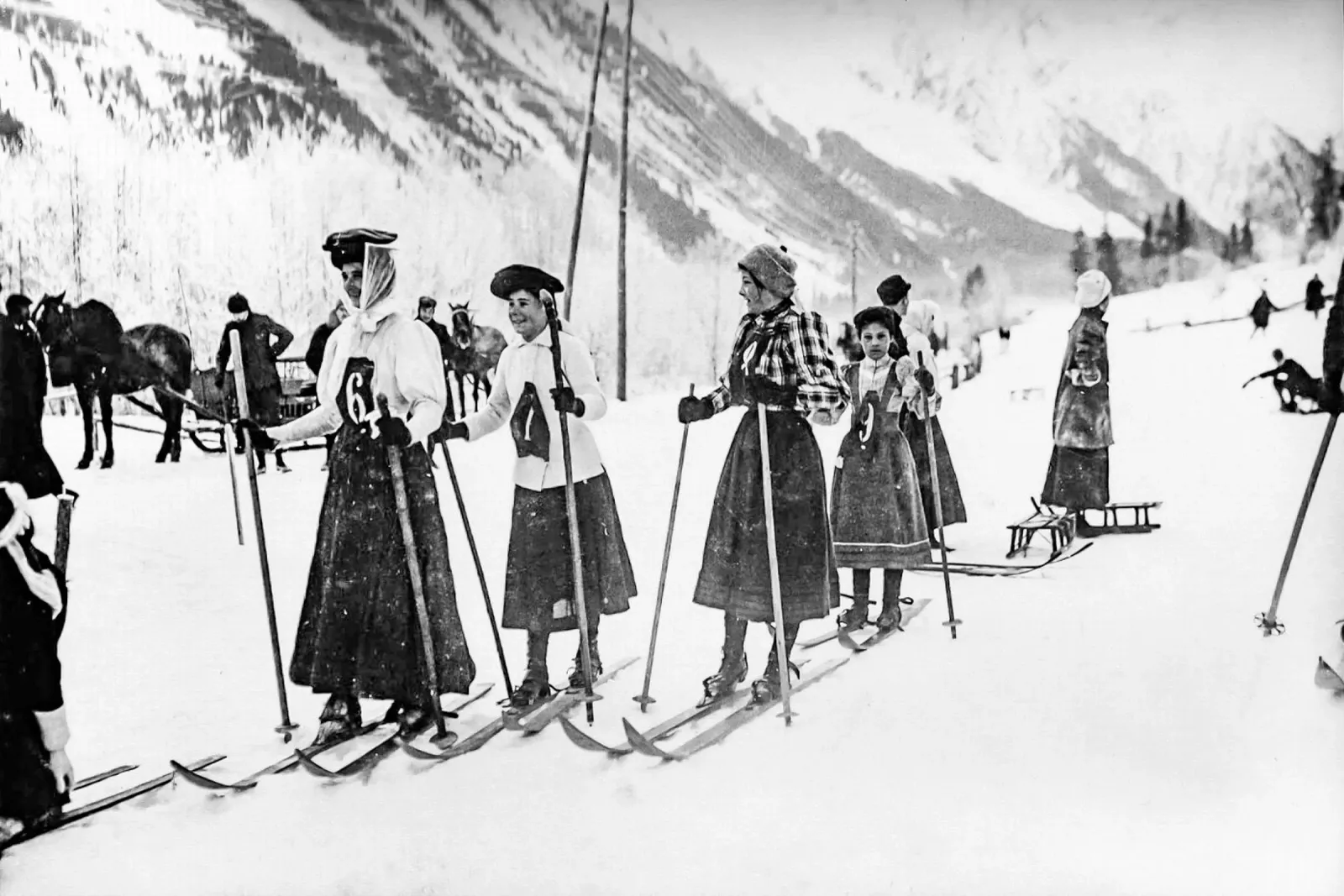 Femmes victoriennes skiant, photo ancienne en noir et blanc poster avec cadre en aluminium de Vibrant Vintage Prints