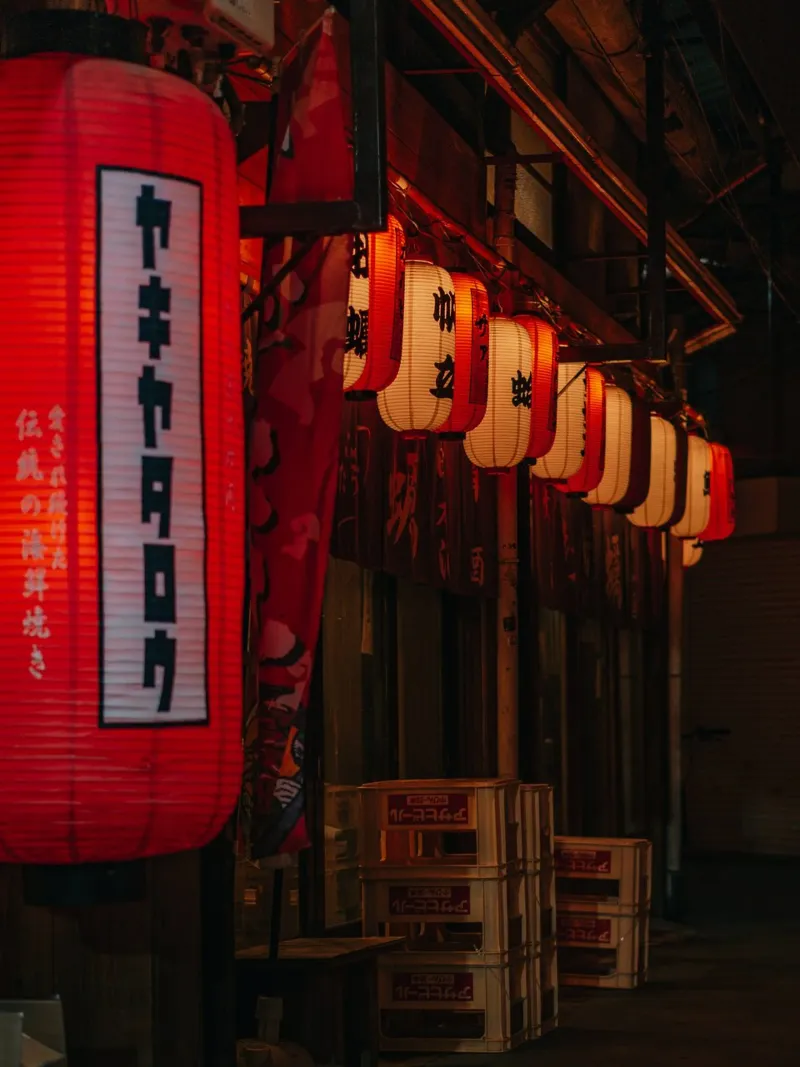 Scena notturna di Backalley a Kumamoto, Giappone poster con telaio in legno da Marcel Bisig