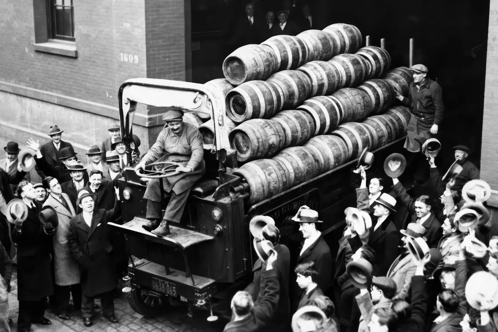 Prohibition, fûts de bière, photo ancienne en noir et blanc poster de Vibrant Vintage Prints
