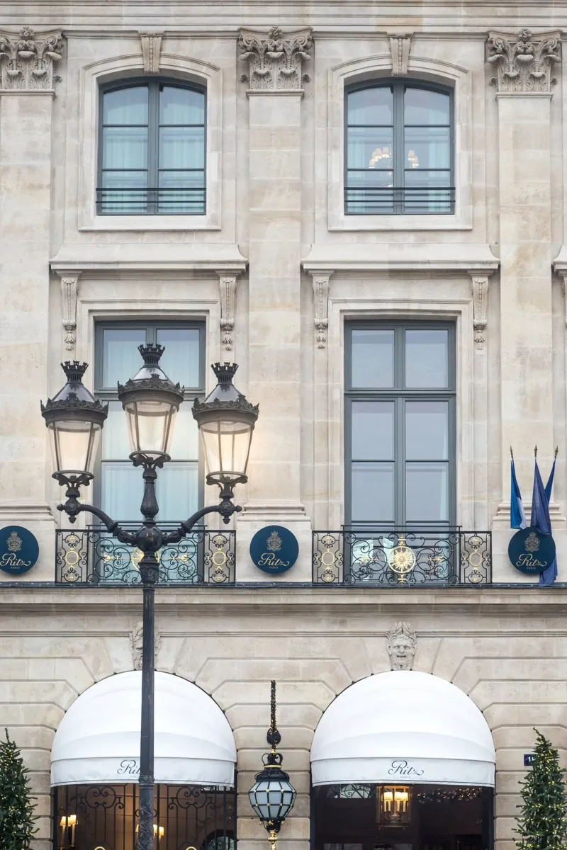 Paris beige and black architectural photography poster con telaio in legno da GraceDigitalArtCo
