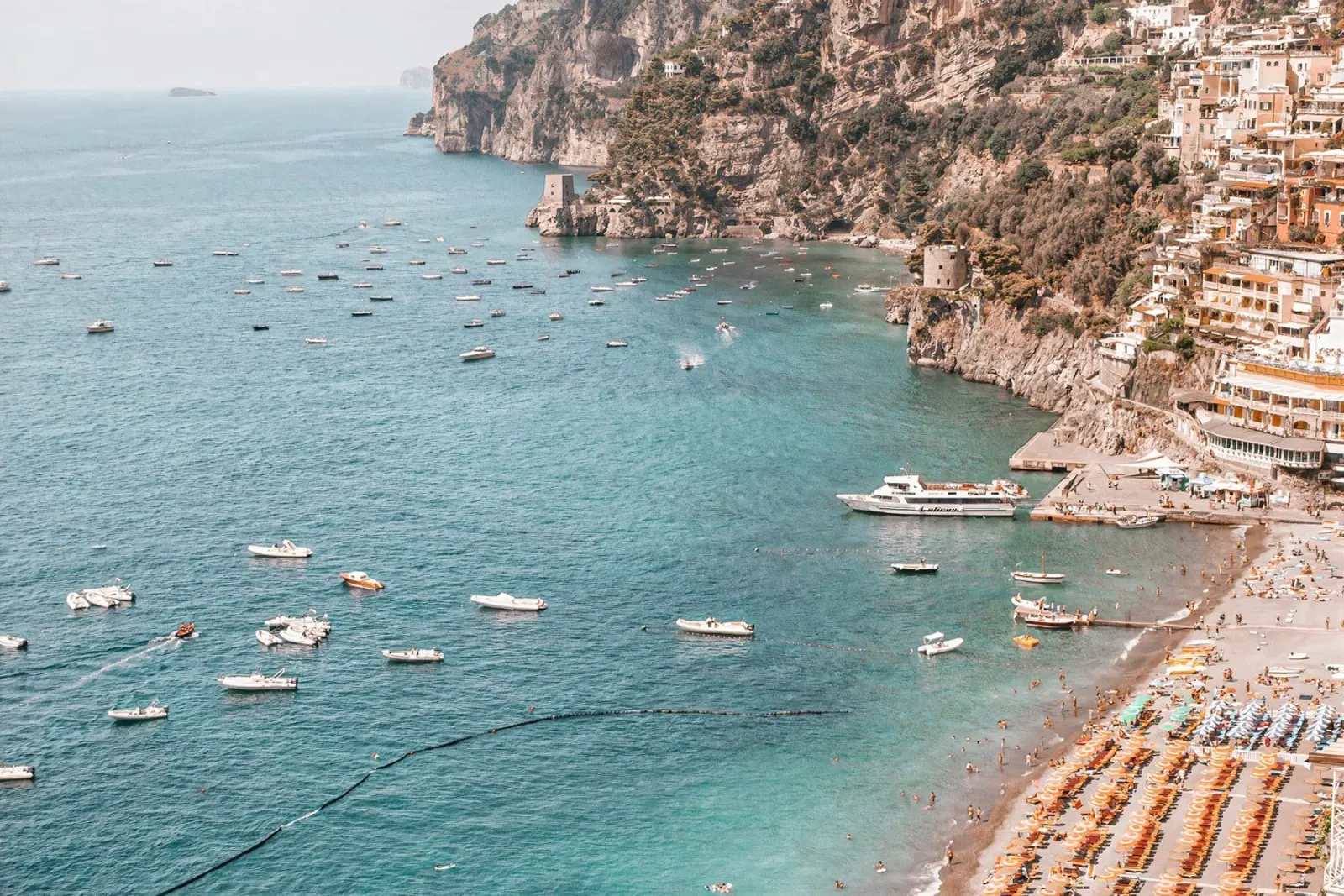 Positano Beach View poster con telaio in alluminio da GraceDigitalArtCo