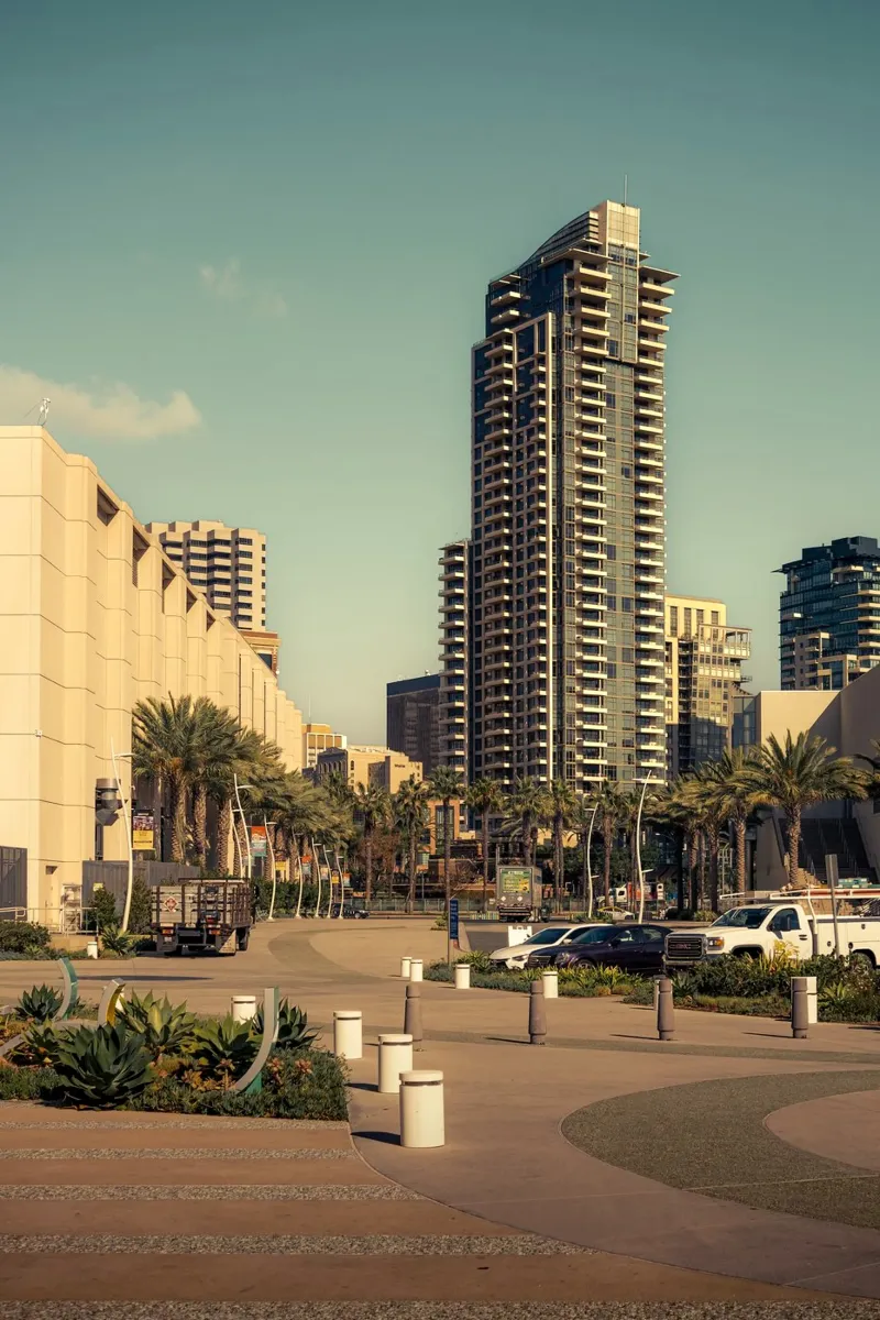 San Diego Boulevard con palme e atmosfera cittadina poster con telaio in plastica da Finch & Frames