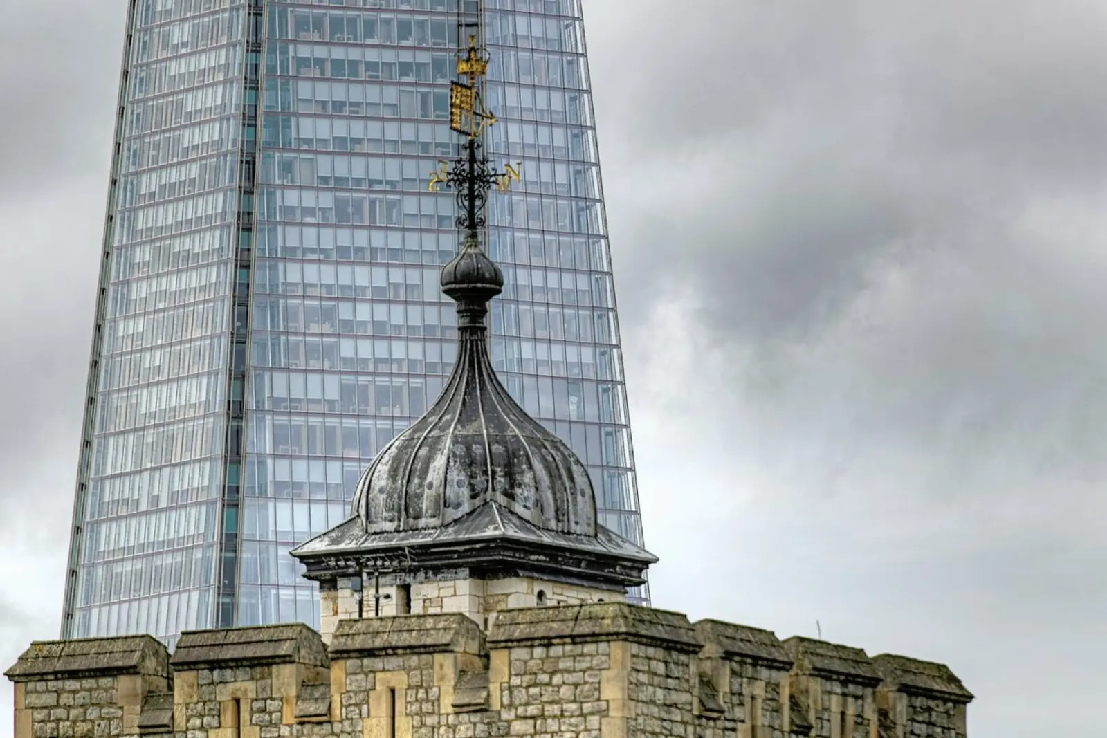 Shard and Tower pellicola backlit da Michael Belhadi
