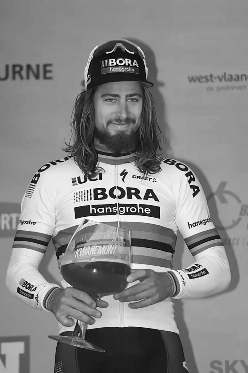 peter sagan con in mano il trofeo poster da addelia shope