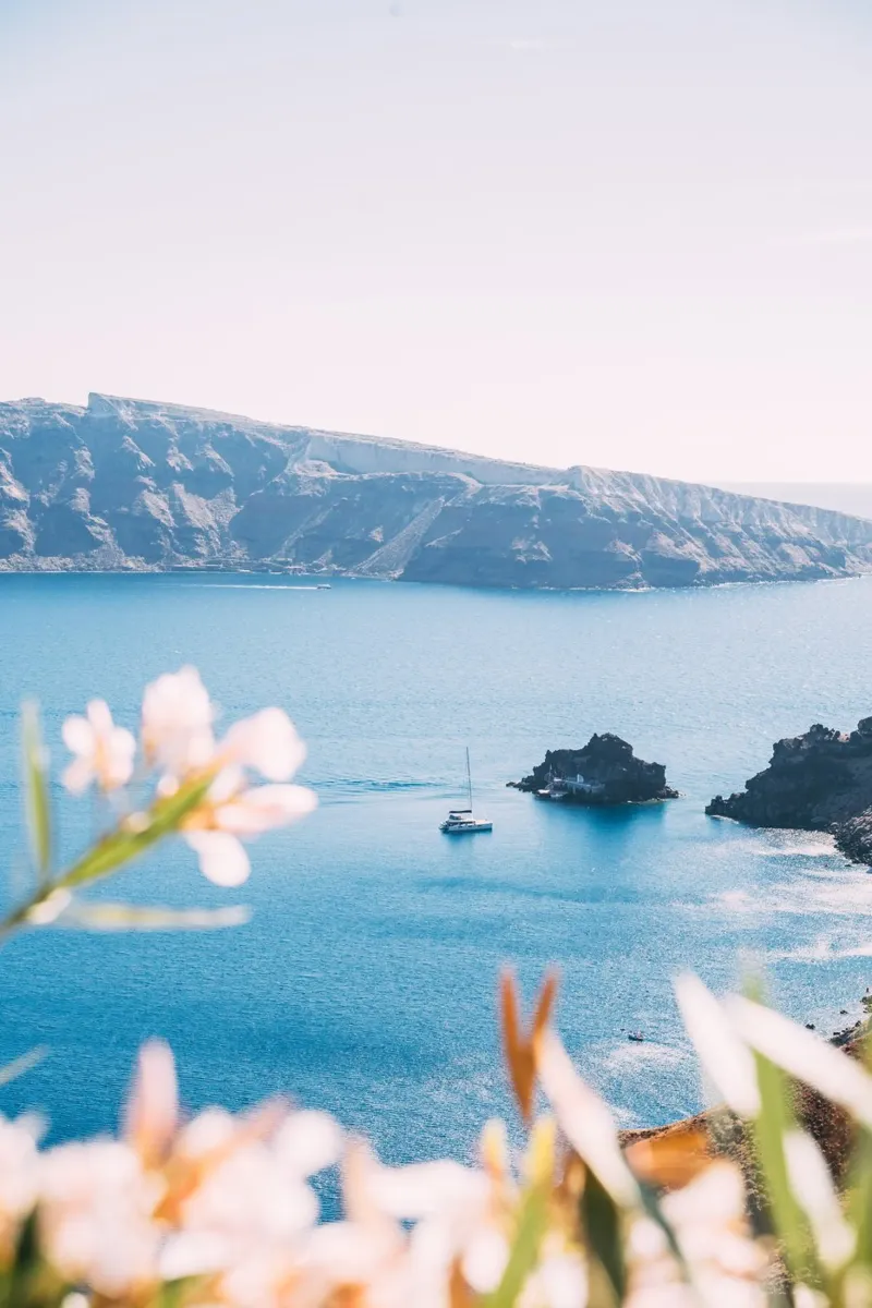 Sailboat in Santorini | Mediterranean sea view Poster mit Holzrahmen von patiphotography