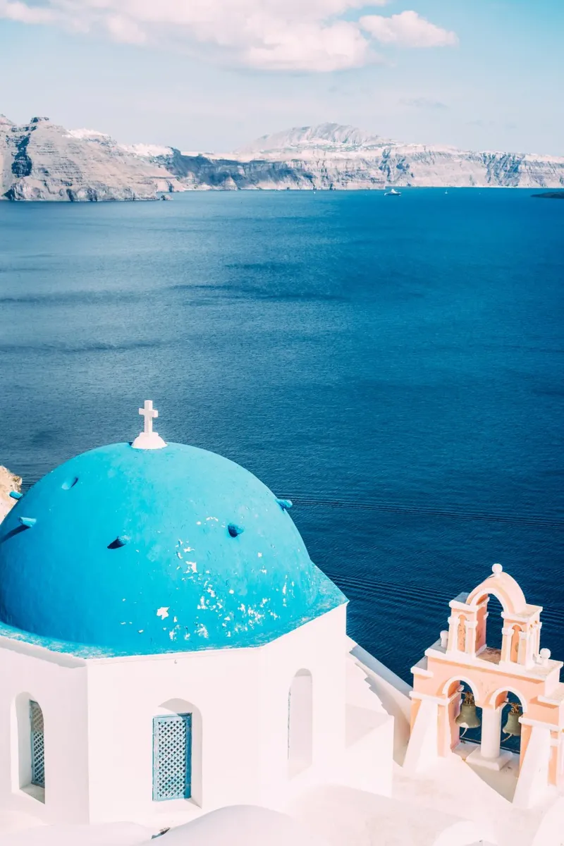 White and blue church in Santorini | sea view in Greece poster da patiphotography