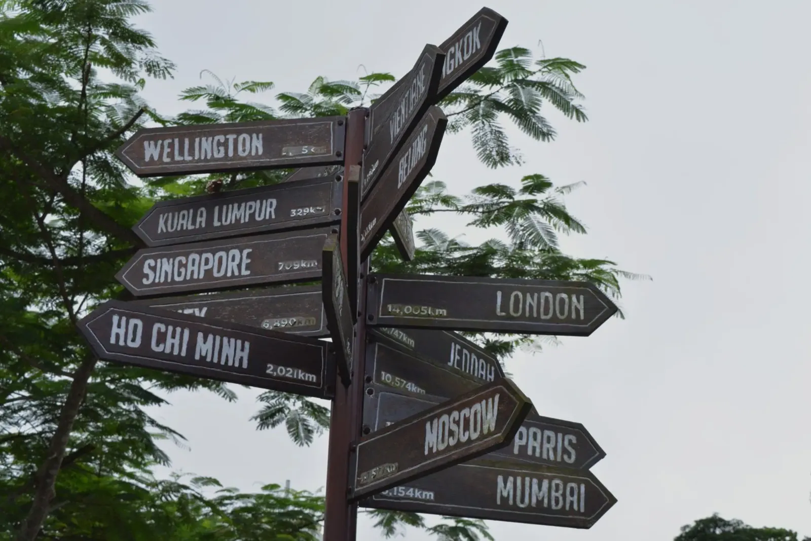 Cartello multidirezionale sulla collina di Penang, Malesia tela con Cornice a cassetta da byrieneke