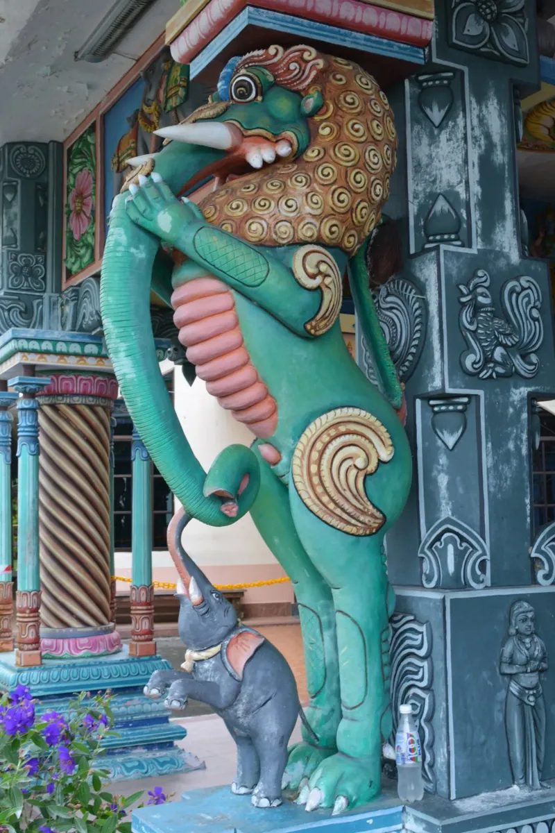 Statua di elefante mitico colorato a Sri Aruloli Thirumuruga poster da byrieneke