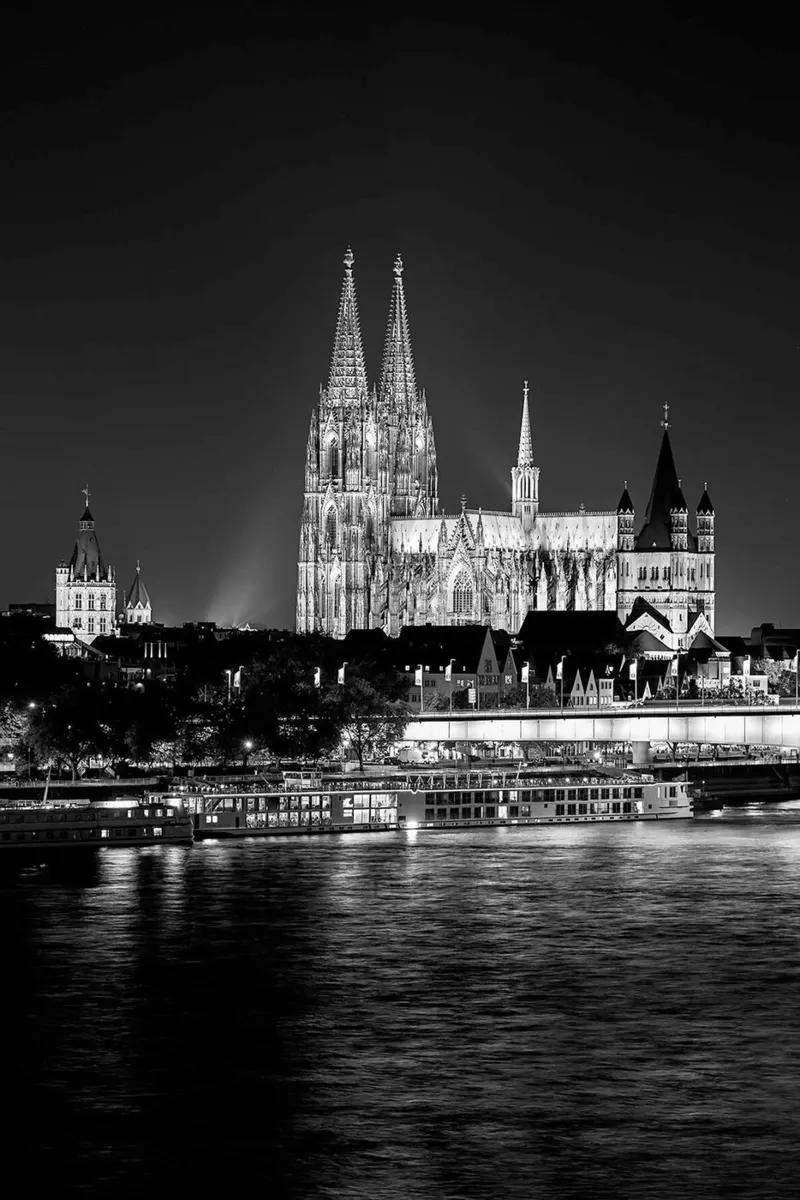 Cattedrale di Colonia di notte poster con telaio in alluminio da Norman Click