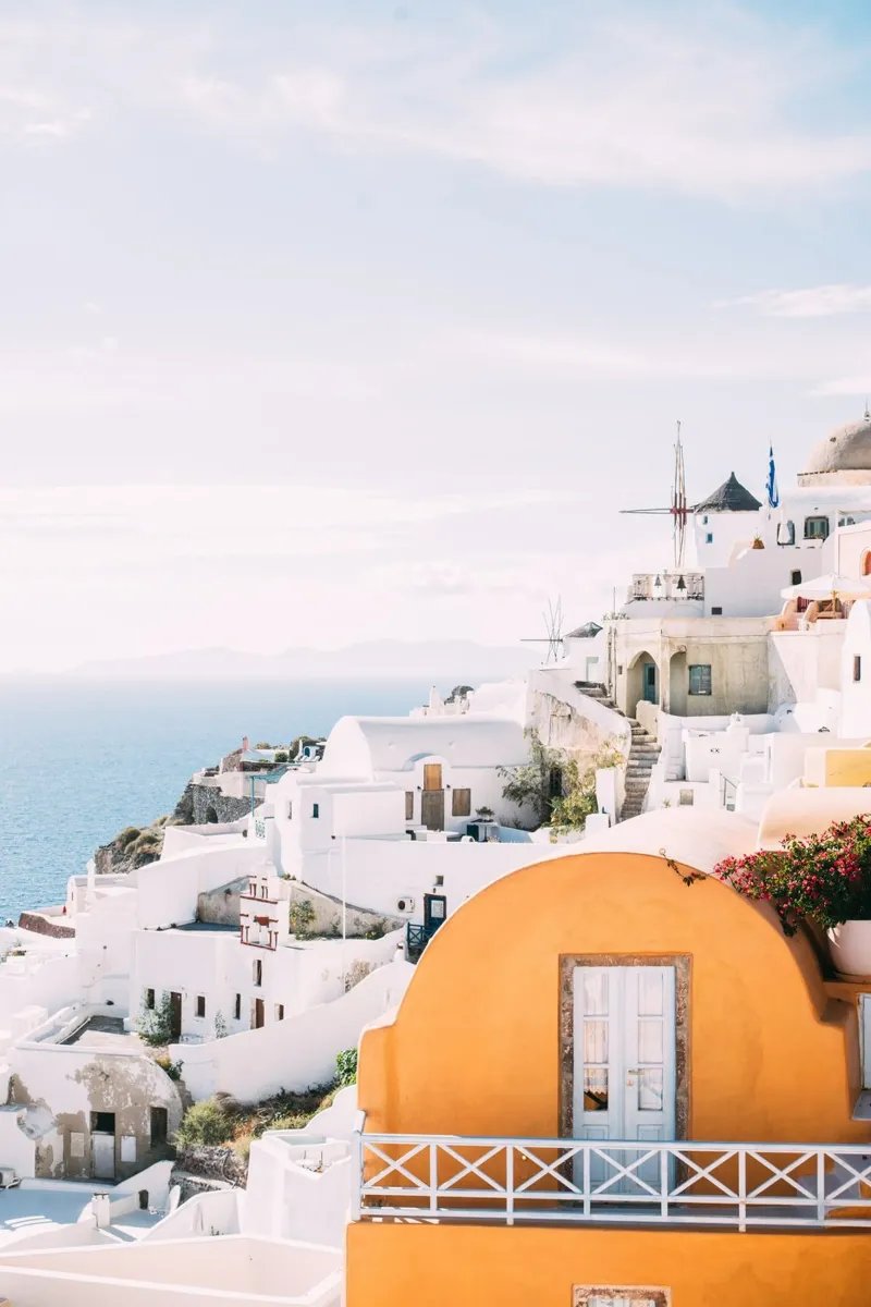 Vue de la colline d'Oia, Santorin | Paysage de l'île grecque poster avec cadre en plastique de patiphotography