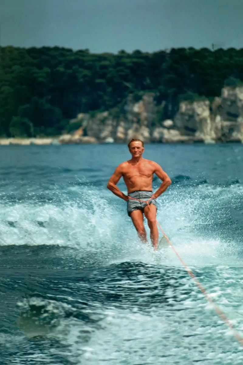 Surfen in de zee - Slim Aarons poster met kunststof frame van The Poster UK