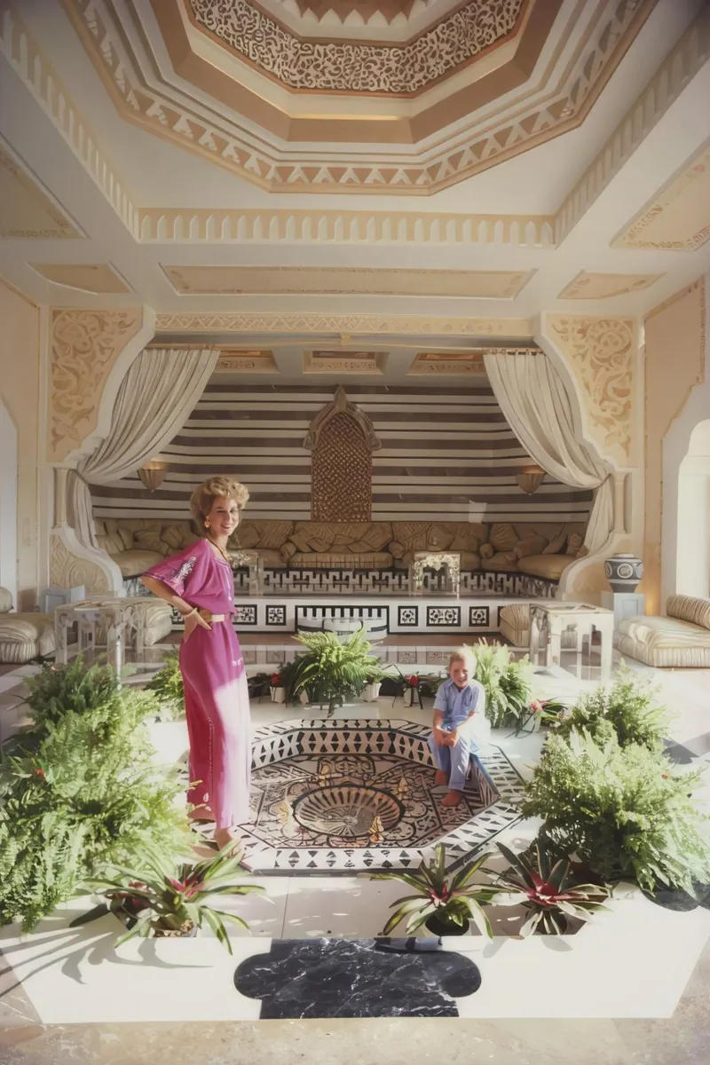 Moeder en kind thuis - Slim Aarons canvas met Baklijst van The Poster UK