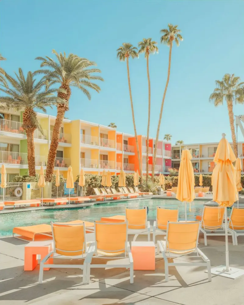 Palm Springs Iconic Pool poster con telaio in alluminio da robertmotoiart