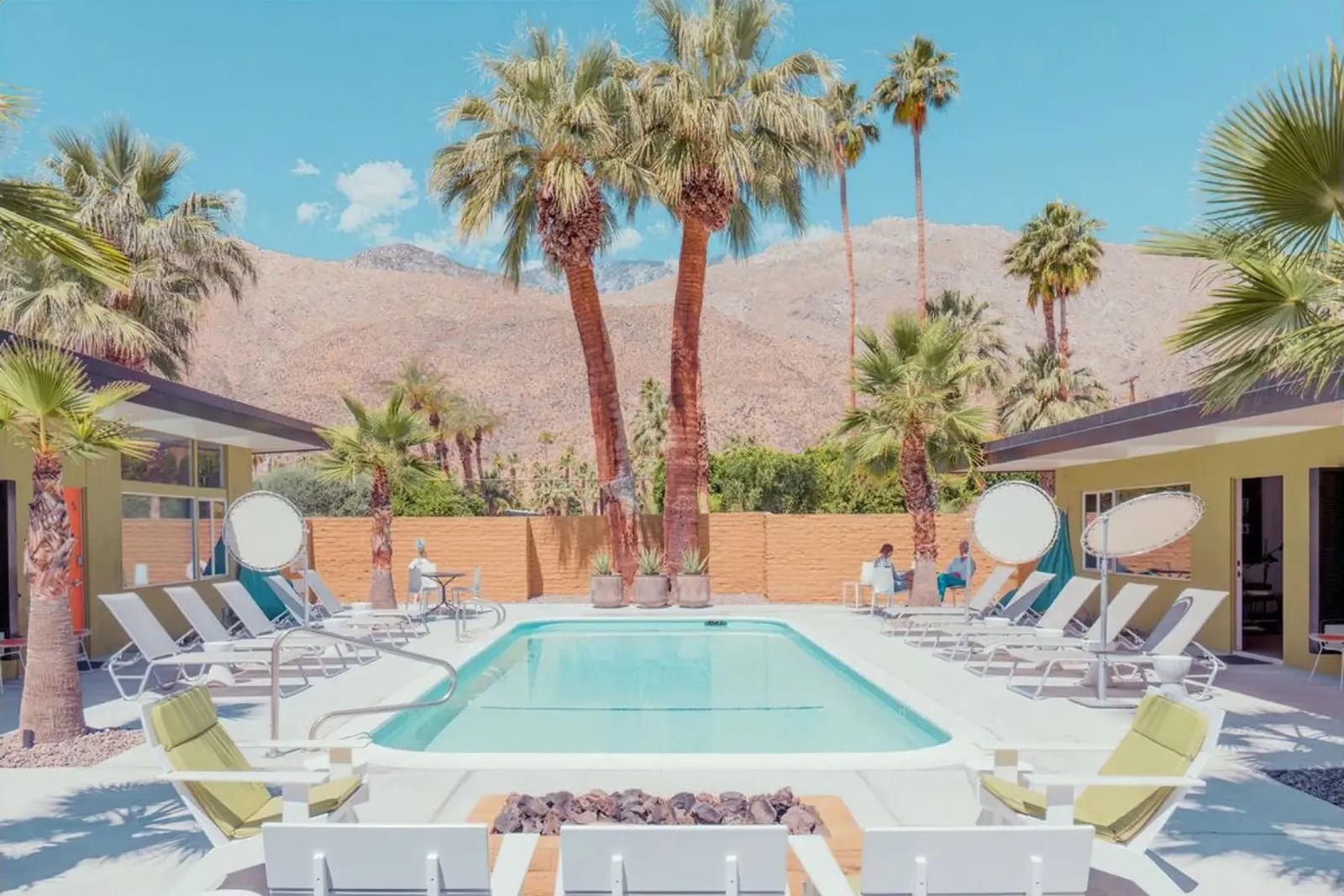 Quiet Pool Palm Springs poster con marco de plástico de lennytravers