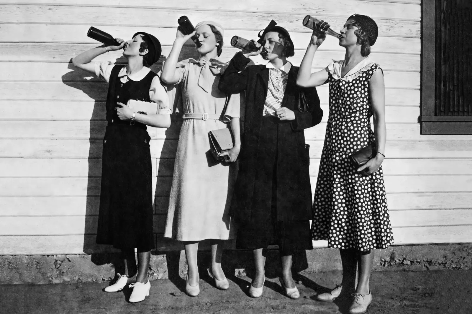 Femmes buvant de la bière, photo ancienne en noir et blanc poster de Vibrant Vintage Prints