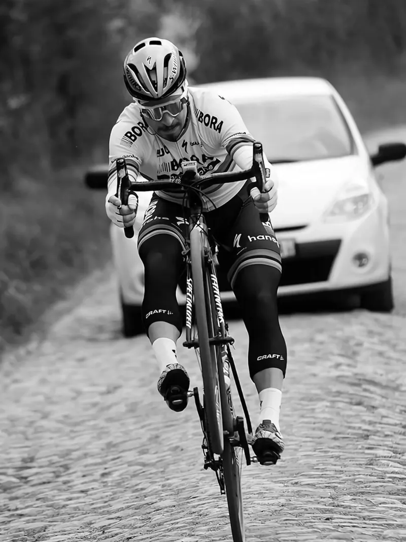 peter sagan gareggia in una delle gare classiche poster con telaio in plastica da addelia shope