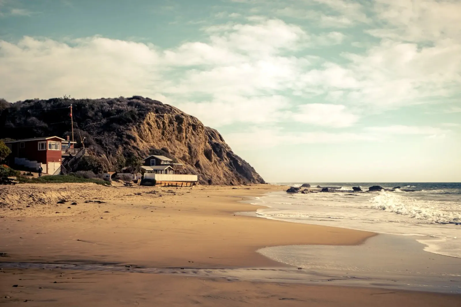 Huntington Beach con case sulla spiaggia e vista sulla costa poster con telaio in legno da Finch & Frames