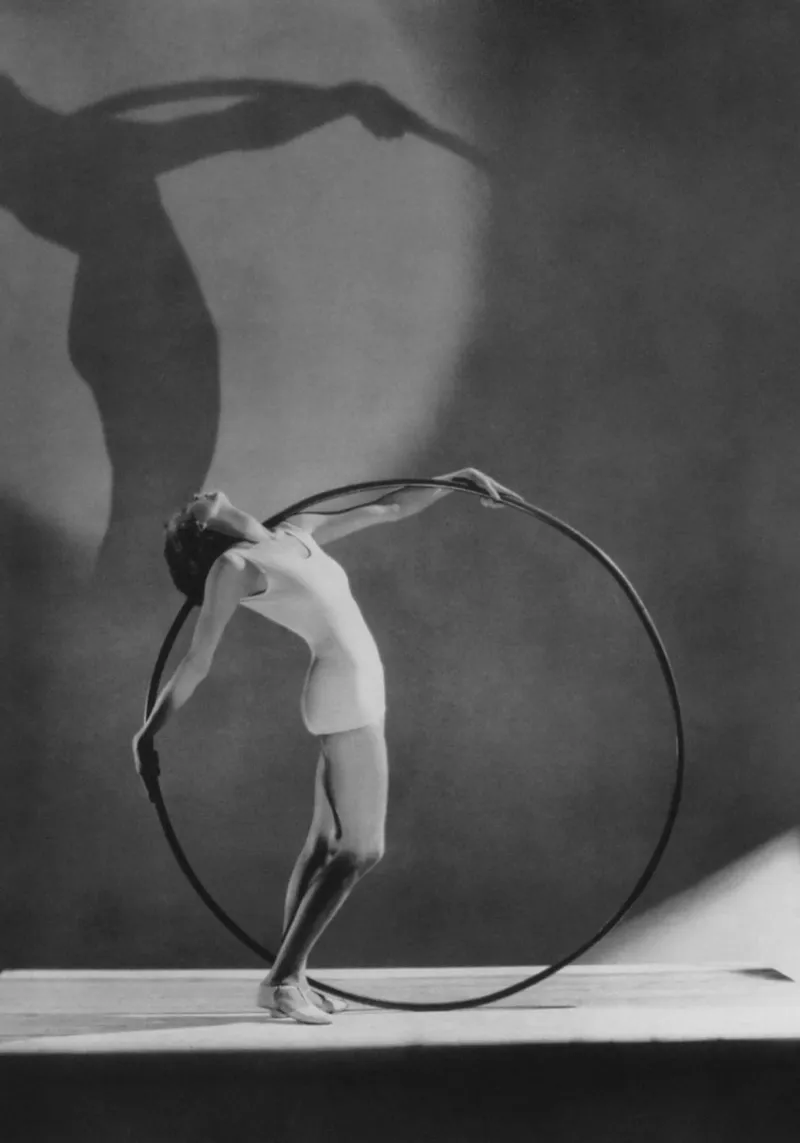 Galleria dell'Atlante Hoyningen Huene Carise Costumi da bagno Hula Hoop Pari poster da Brant Varner