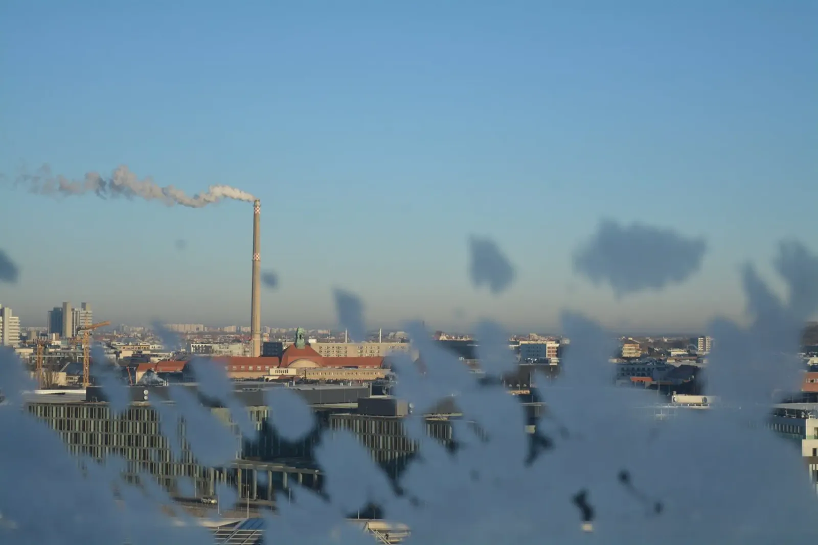 Lo skyline di Berlino dalla cupola del Reichstag con la brina invernale poster da byrieneke