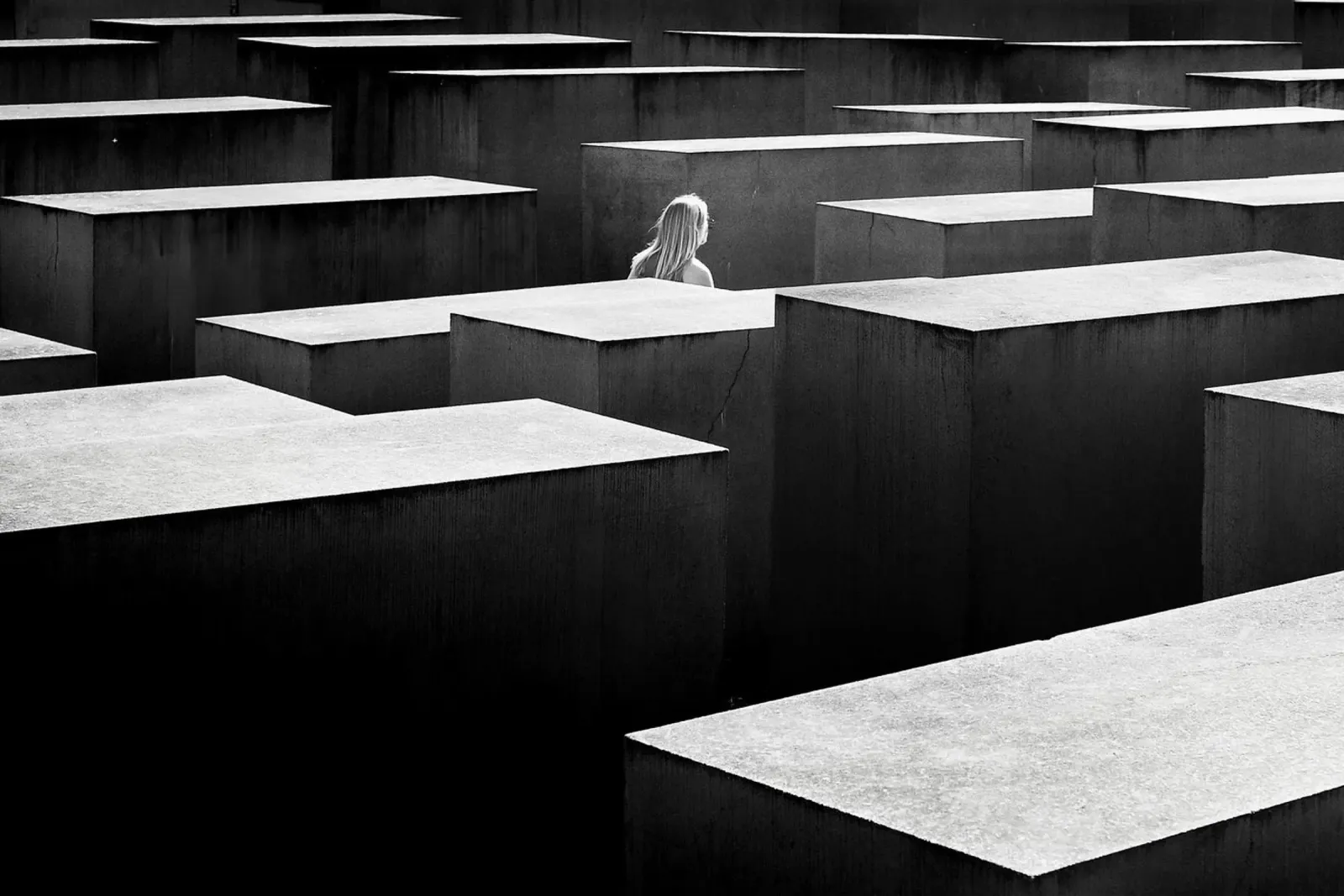 Between Silence – Berlin Mahnmal II poster con telaio in alluminio da Thilo Grøsch