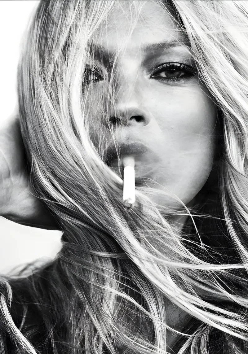 Kate Moss fumo d'annata poster con telaio in alluminio da Klia M_Art