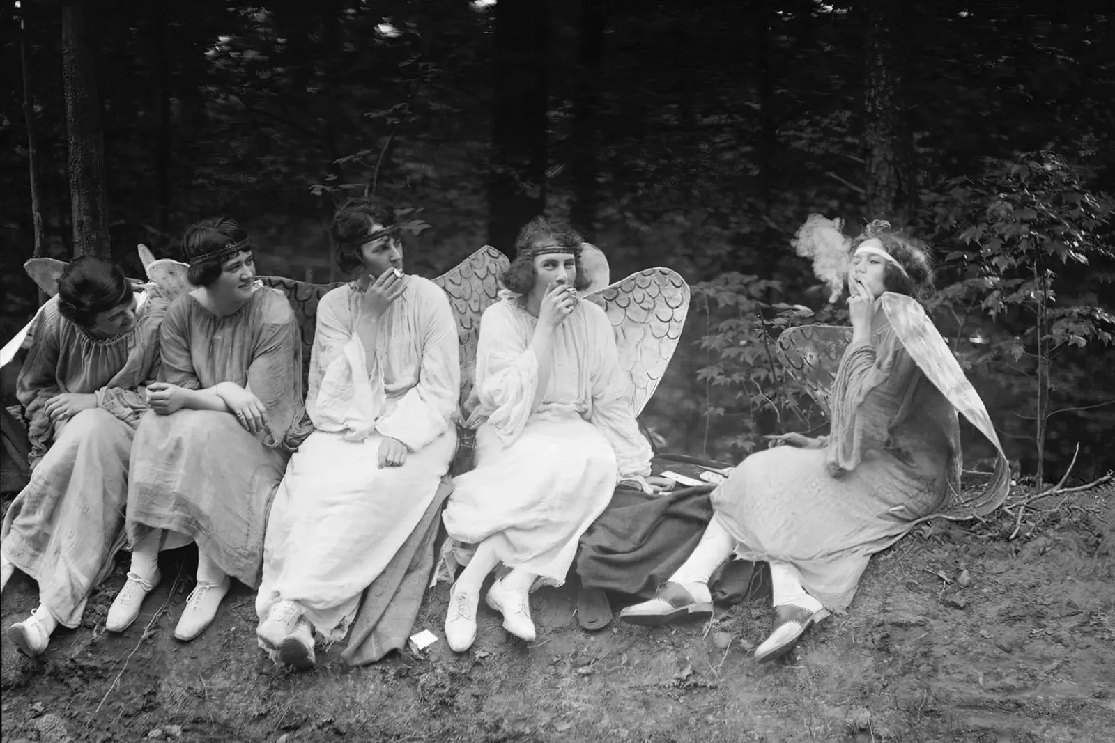 Anges fumant des cigarettes, photo ancienne en noir et blanc poster de Vibrant Vintage Prints