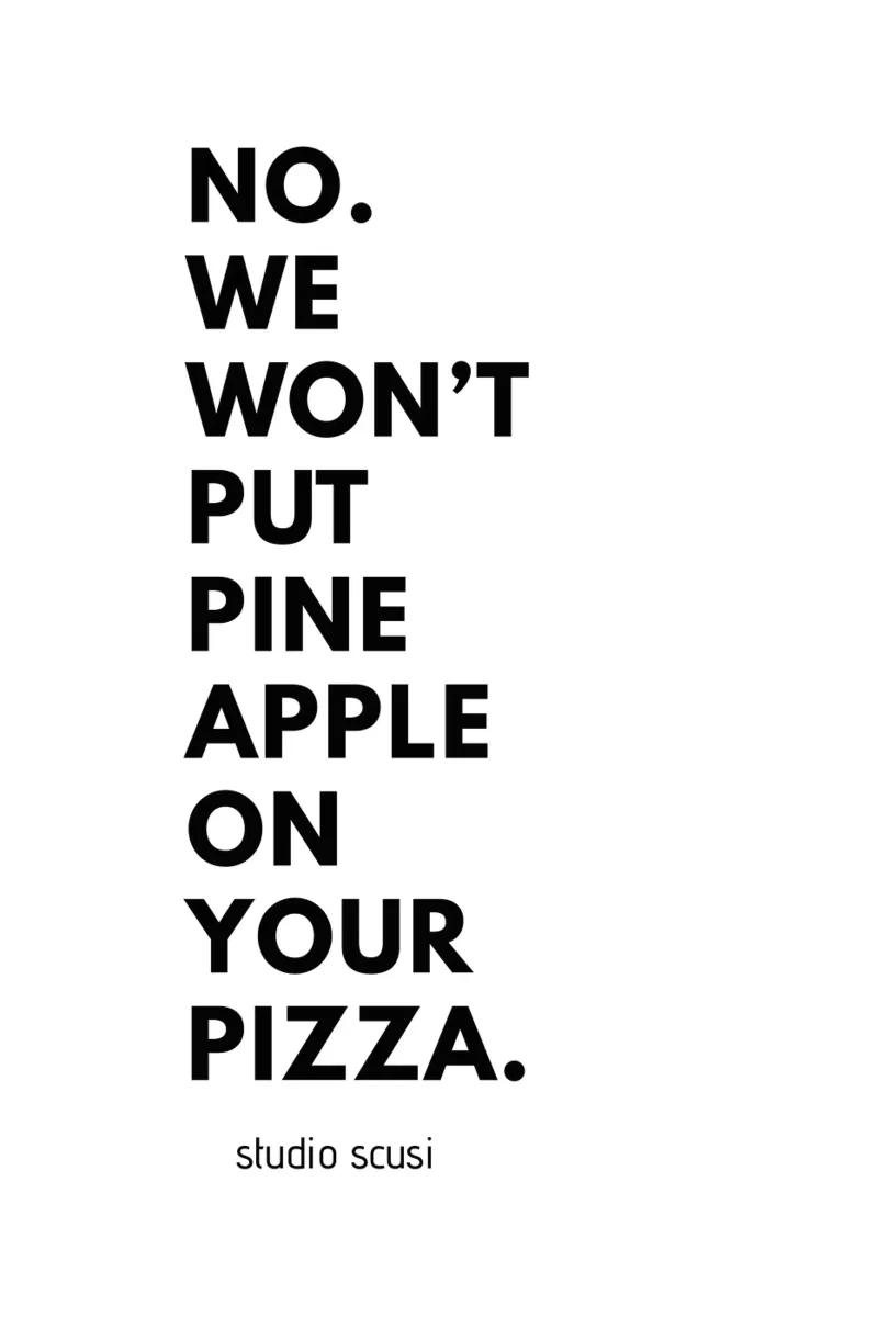 Pizzeria Design: No. We Won't Put Pineapple on your Pizza poster con telaio in alluminio da studio scusi