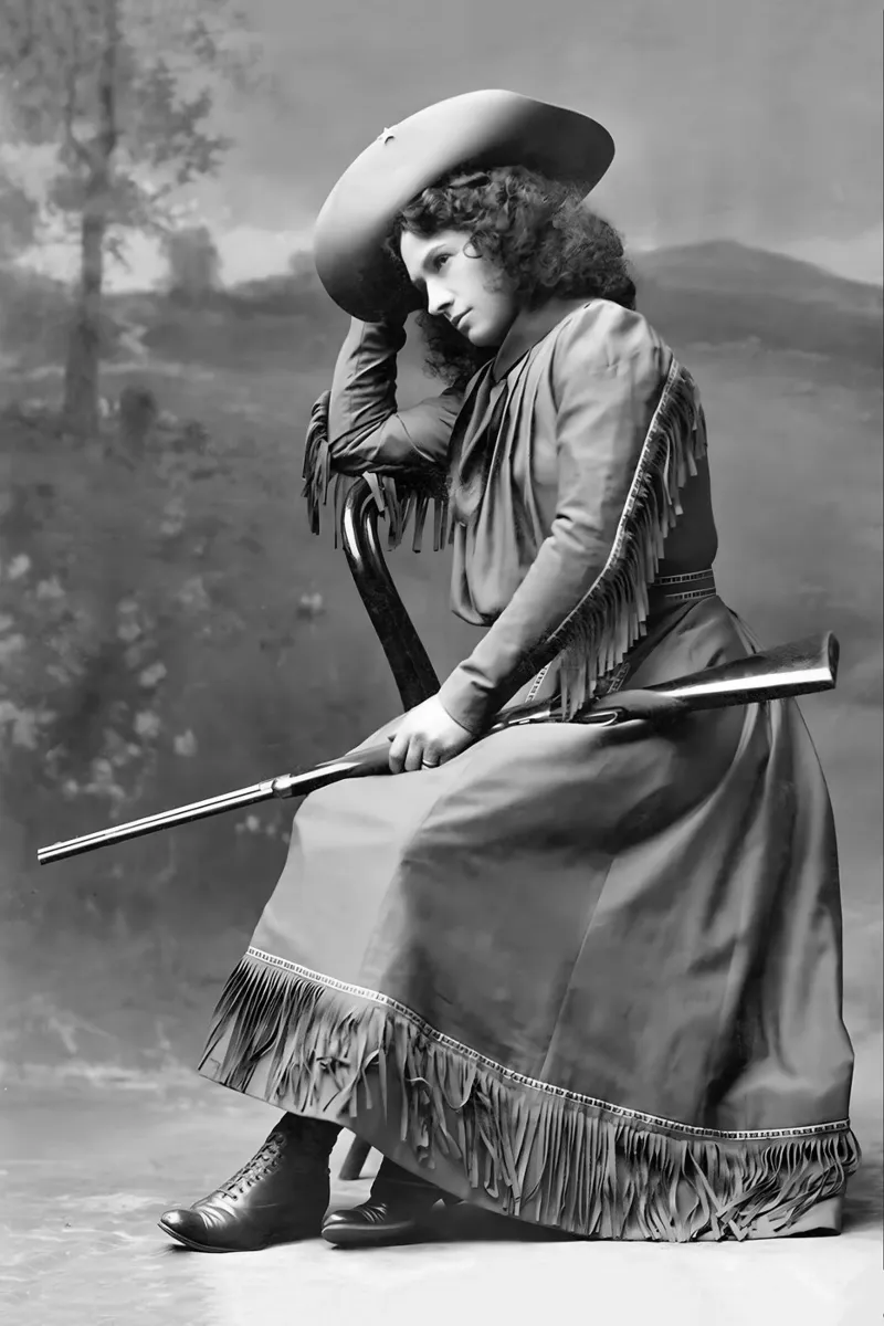 Annie Oakley avec un pistolet, photo ancienne en noir et blanc poster de Vibrant Vintage Prints