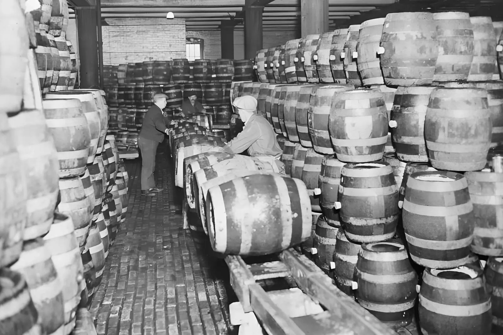 Fûts de bière, Prohibition, Photo ancienne en noir et blanc toile avec Caisse américaine de Vibrant Vintage Prints