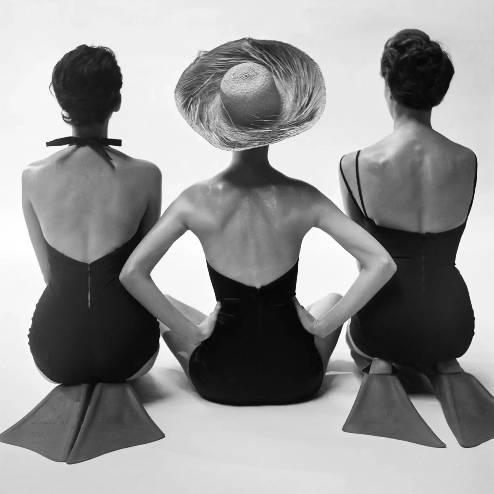 Trio de maillots de bain, femmes, photo ancienne rétro en noir et blanc poster avec cadre en bois de Vibrant Vintage Prints