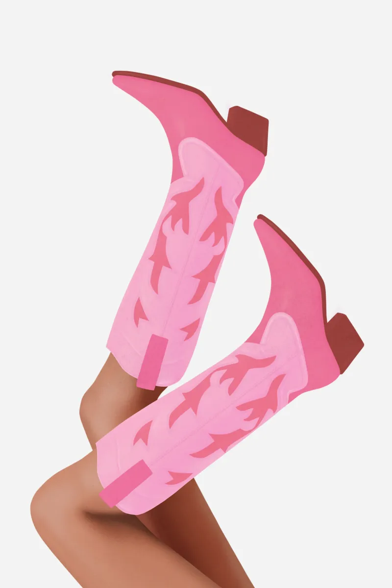 Stivali da cowgirl rosa - Forza ragazze poster con telaio in legno da Asha Designs