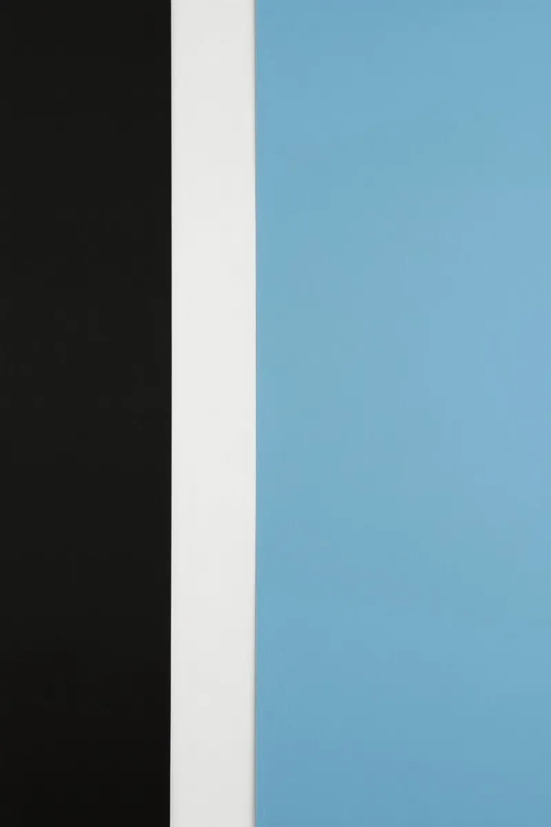 Pannelli verticali neri, bianchi e azzurri poster con telaio in alluminio da DesignDoodle