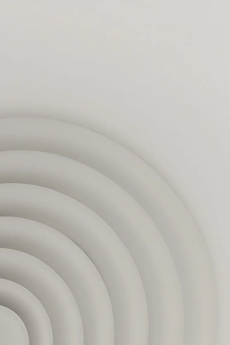 Forme grigie curve concentriche su sfondo grigio poster con telaio in plastica da DesignDoodle