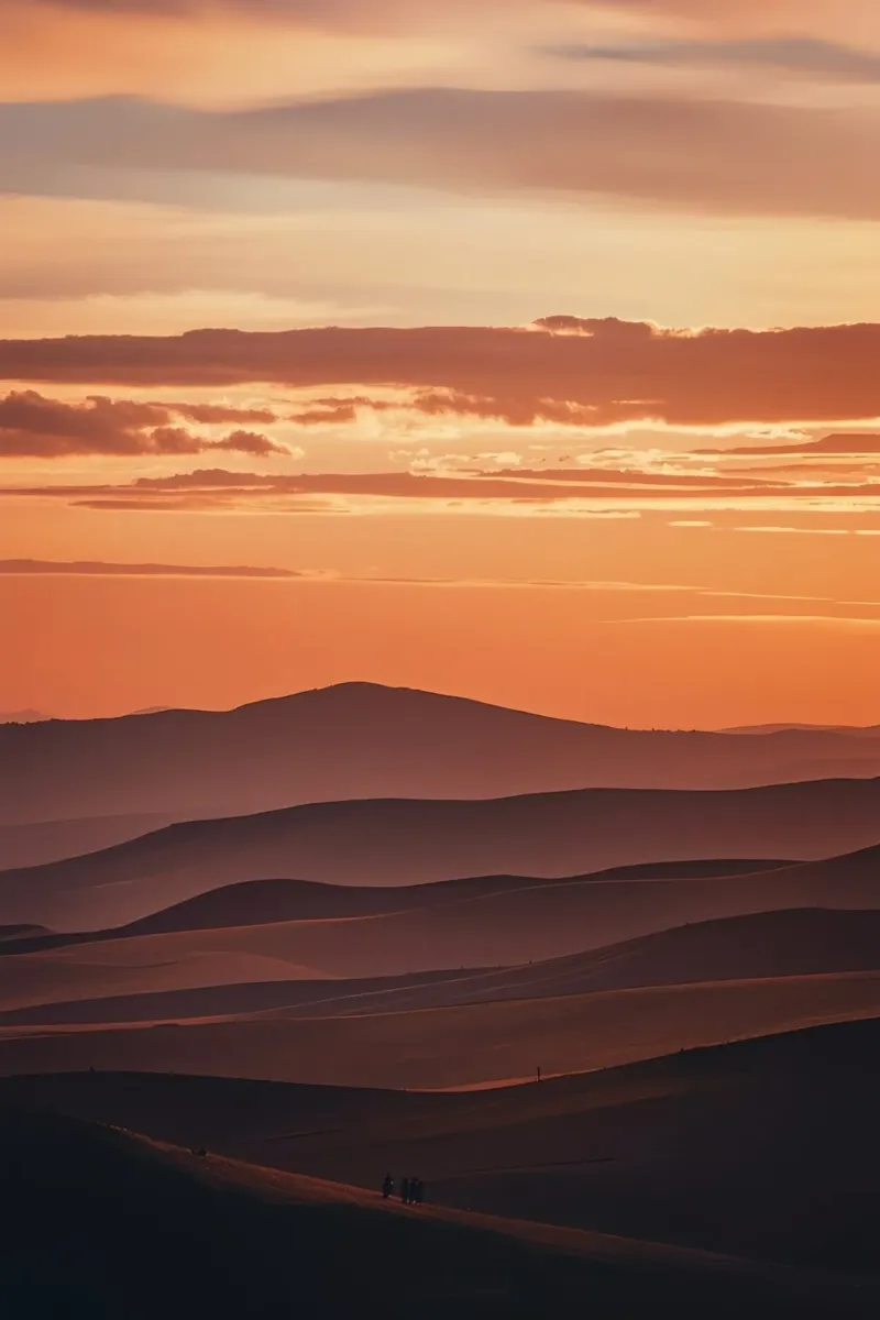 Rolling Hills Landschap bij zonsondergang met mensen canvas met Baklijst van DesignDoodle