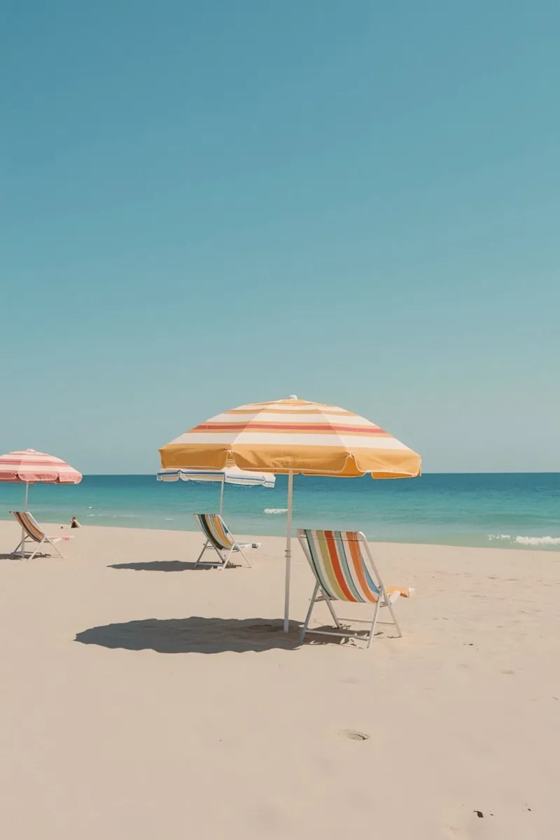 Spiaggia con ombrelloni e sedie a strisce poster con telaio in alluminio da DesignDoodle