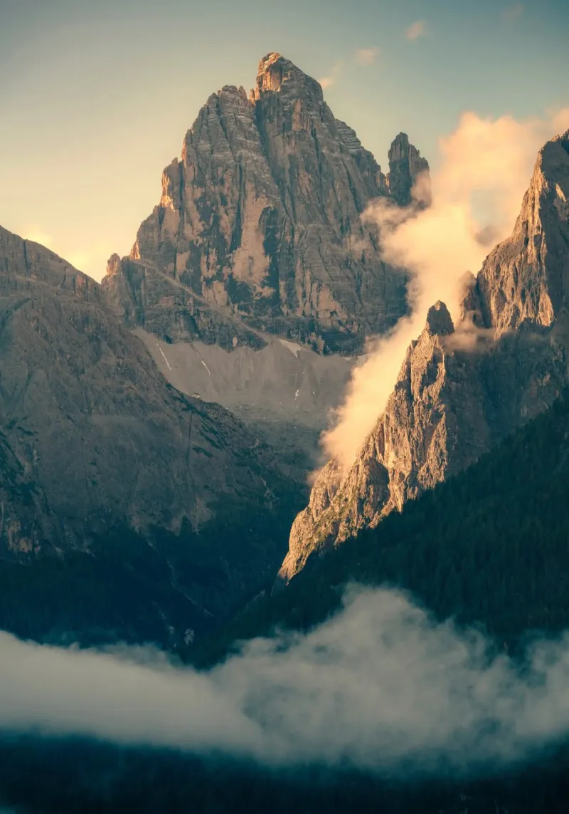 mountain surround clouds poster con telaio in plastica da lily