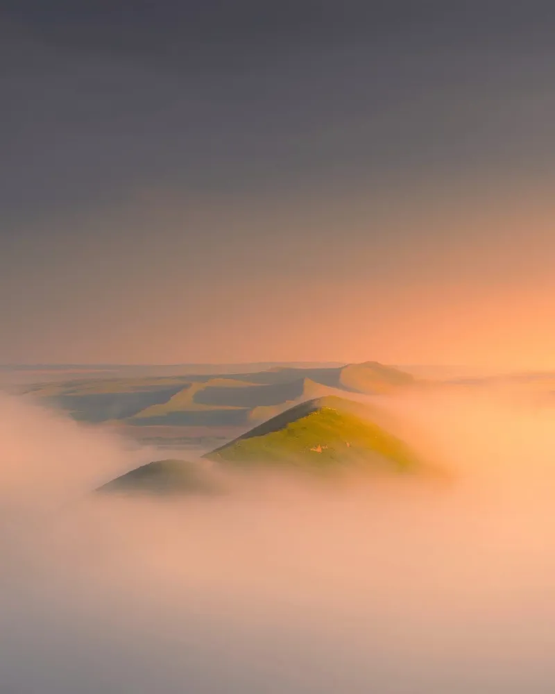 clouds cover moutain poster con telaio in legno da lily